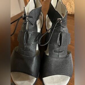 Jambu sandals— very little wear— super comfortable size 7.5